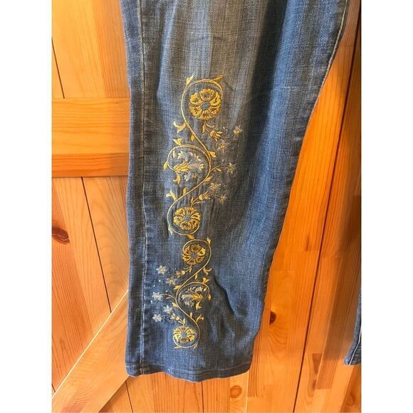 Levi's Floral Embroidered Classic Bootcut Jeans, size 31x32 Medium Wash (1179) - Picture 2 of 8